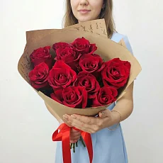 Букет живых цветов из розы красной премиум 11 шт в дизайнерской упаковке