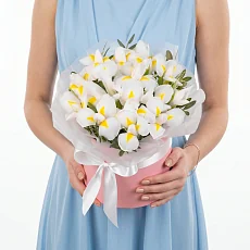 Букет белых ирисов в коробке