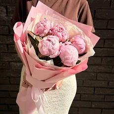 5 Розовых пионов в дизайнерской упаковке