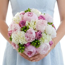 Букет невесты с пионами и гортензией