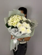 Букет с белой гортензией и хризантемой