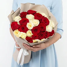 Букет из Красных и Белых Роз в упаковке