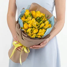 15 Желтых Фрезий в упаковке