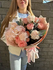 Букет с гортензией и диантусами