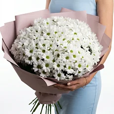 Букет с белыми хризантемами