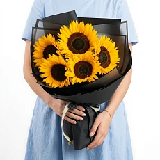 Букет "5 Подсолнухов" в упаковке