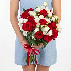 Букеты с эустомами и розами