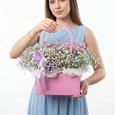Разноцветная гипсофила в розовой сумке