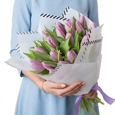 19 Сиреневых Тюльпанов в белой упаковке