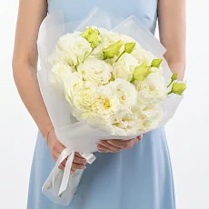 Букет из 7 белых лизиантусов в упаковке