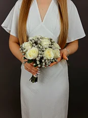 Букет невесты из брунии и белых роз 