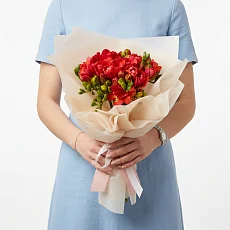 15 Красных Фрезий в упаковке