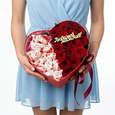 17 Красная Роза в коробке сердце с раффаэлло