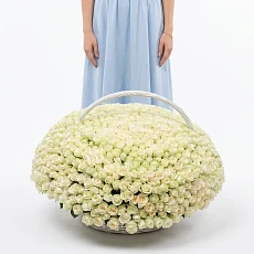 Цветы в корзине 1001 Белая Кенийская роза