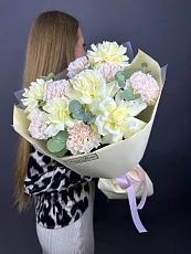 Букет с диантусами и розой