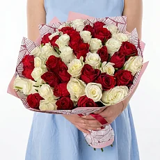 51 алая и белая кенийская розы