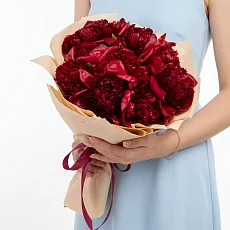 9 Красных Пионов в упаковке