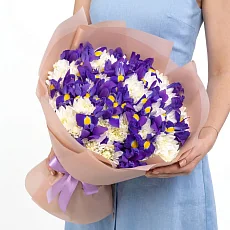 Букет из ирисов и хризантем в упаковке