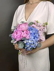 Свадебный букет из пионов и голубой гортензии 