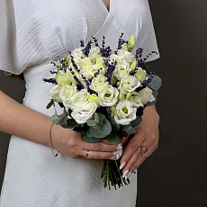 Композиция невесты из белой эустомы и лаванды