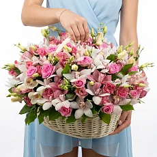 Корзина "Богемия" с розами и орхидеями
