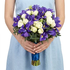 Свадебный букет из ирисов и кустовых роз