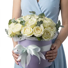 Белая роза в шляпной коробке