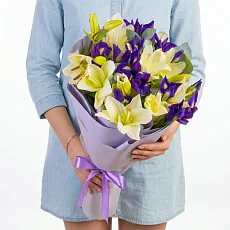 Букет из лилий и ирисов