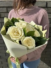 7 Белых роз в дизайнерской упаковке