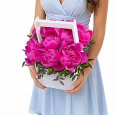 9 Малиновых Пионов в ящике