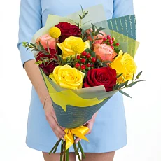 Букет "Огненный микс роз" в упаковке