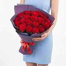 25 Бордовых Кенийских Роз в фиолетовой упаковке