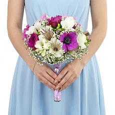 Композиция невесты из анемонов, с фрезией белой и латирусом