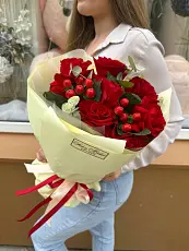 Букет живых цветов из красных роз и гиперикума в дизайнерской упаковке