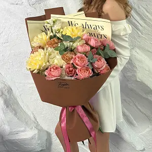 Авторский букет с кустовыми и пионовидными розами 