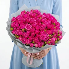 45 Пионовидных кустовых роз малинового цветы