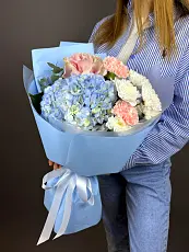 Нежный букет с голубой гортензией 