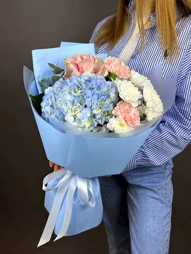 Нежный букет с голубой гортензией 