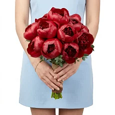 Букет невесты из красных пионов