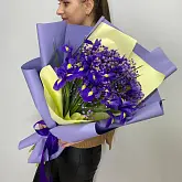 Букет с ирисами и гипсофилой