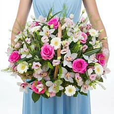 Корзина с розами и орхидеями