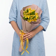 5 Желтых Альстромерий в упаковке