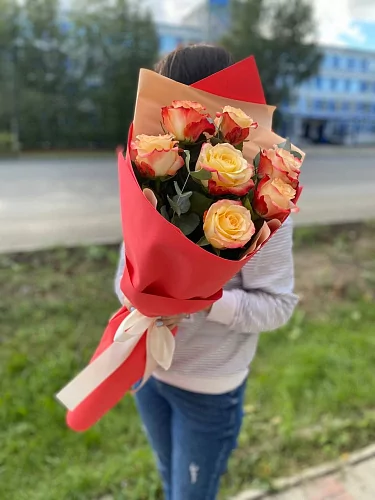 Букет "Легкий румянец" из 7 роз