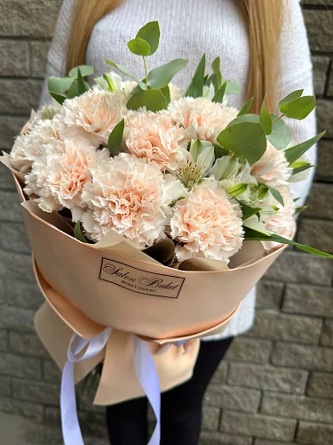 Букет с гвоздикой и альстромерий 