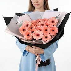 17 Розовых Гербер в упаковке