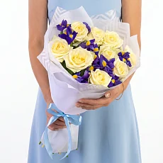 Букет из ирисов и белой розы