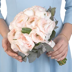 Свадебный букет из ранункулюсов и эвкалипта