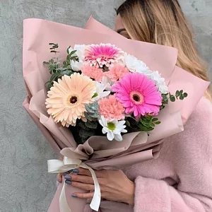 Нежный букет с герберой и хризантемой 