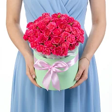 Коробка с цветами ярких розовых роз
