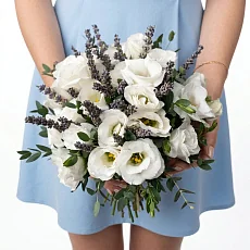 Композиция невесты из белой эустомы и лаванды